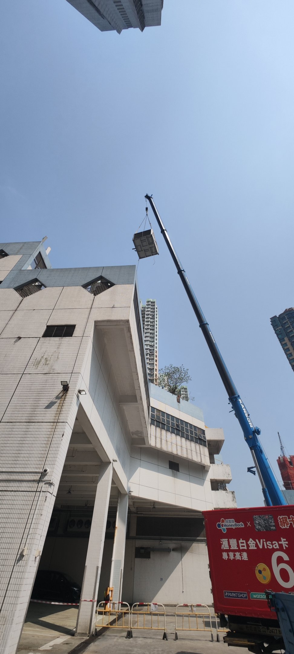 包裝設備高位吊運 / Packaged equipment lifting