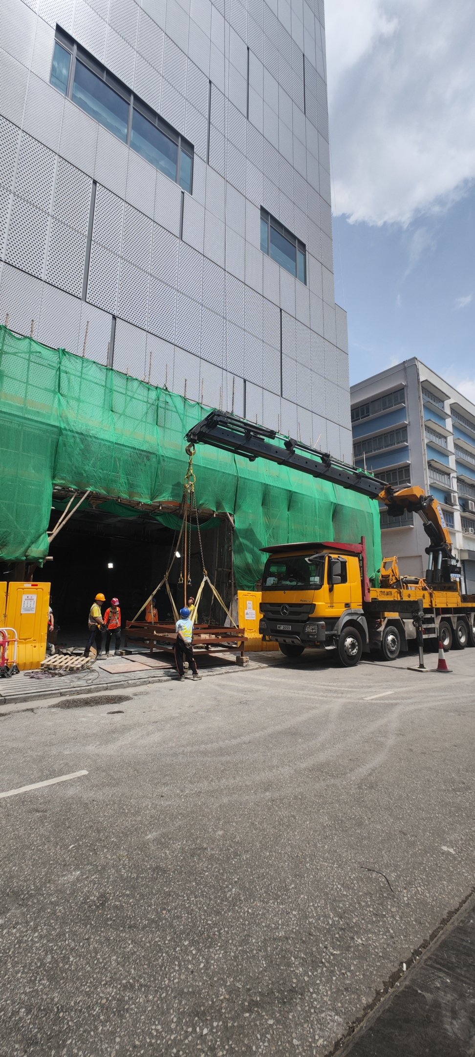 儲罐轉運架進場 / Tank handling frame delivery