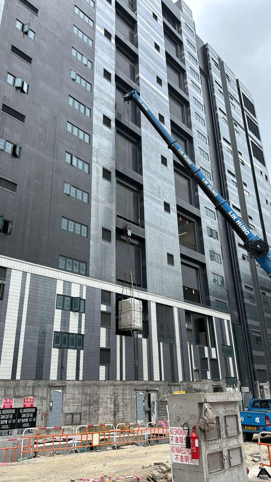 變壓器設備高位進場 / Elevated transformer delivery